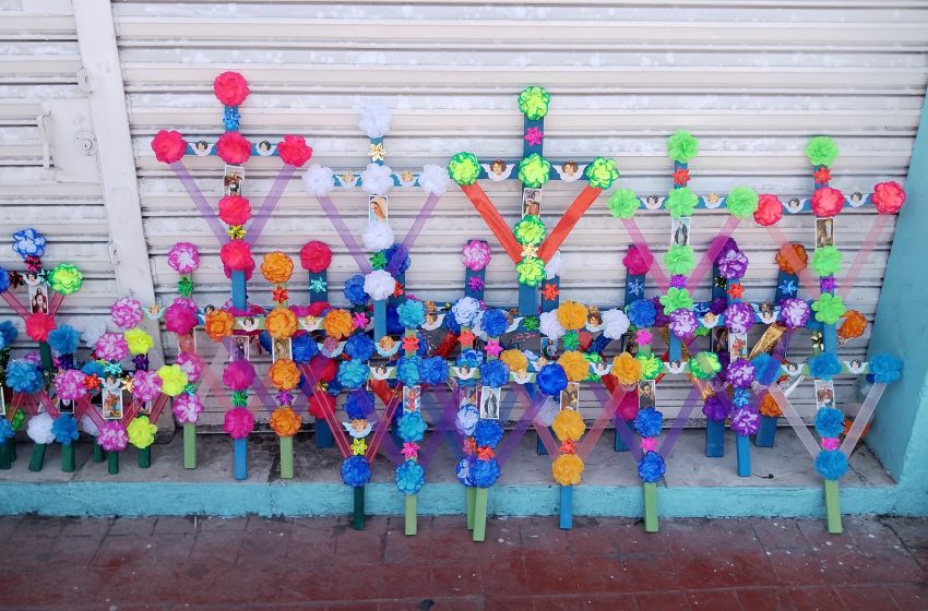Venta de cruces para el 3 de mayo, tradición que se mantiene viva