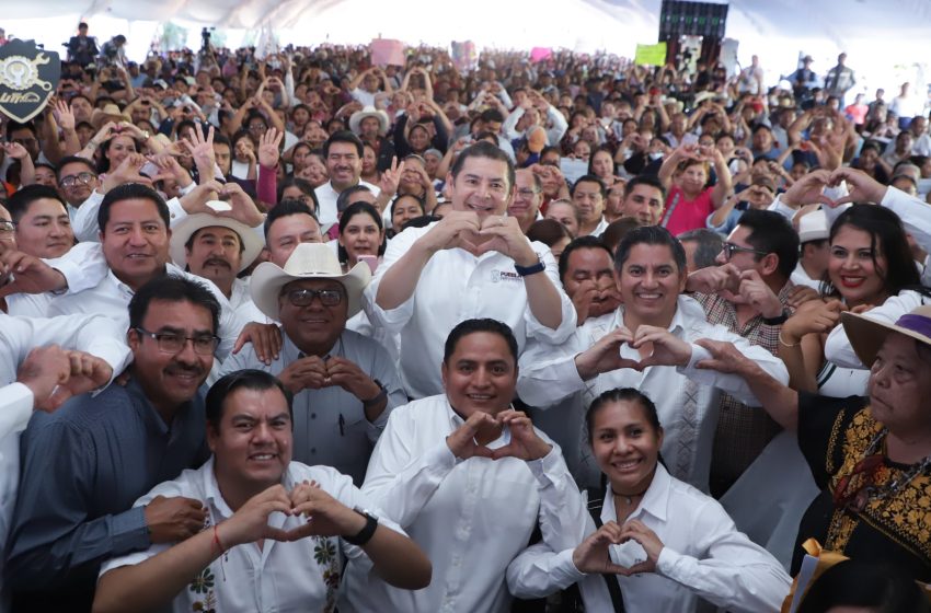 Entrega Armenta más de 30 millones de pesos para 90 obras comunitarias en Ajalpan