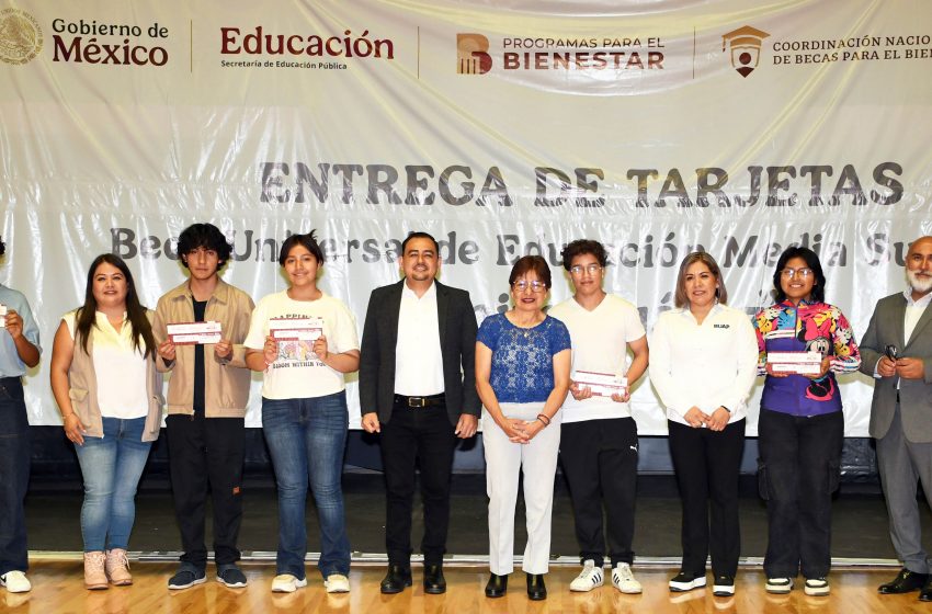 Entrega Rectora Lilia Cedillo tarjetas de la Beca Universal de Educación Media Superior “Benito Juárez”