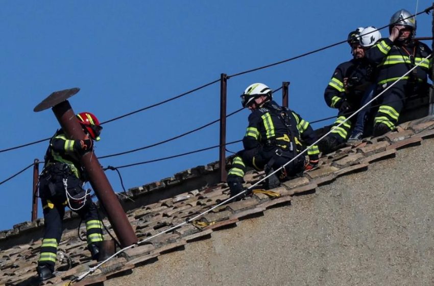 Instalan chimenea en la Capilla Sixtina para el Cónclave.