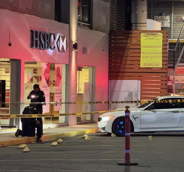 Balean a joven derechohabiente, afuera del HSBC en Zabaleta