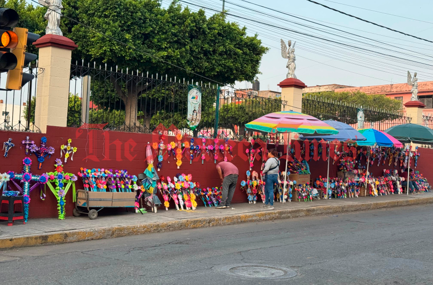 En el marco del día de la Santa Cruz, inicia la habitual venta de cruces en Izúcar