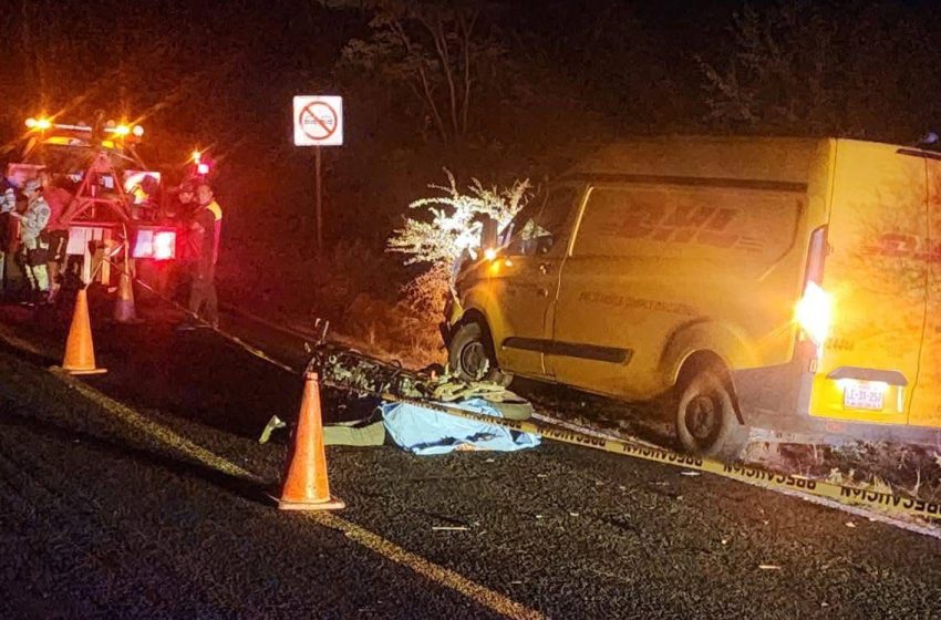 En Acatlán, joven falleció al chocar con su moto contra una unidad de DHL