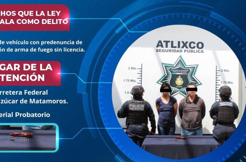 Policía de Atlixco intercepta vehículo con reporte de robo y asegura arma de fuego.