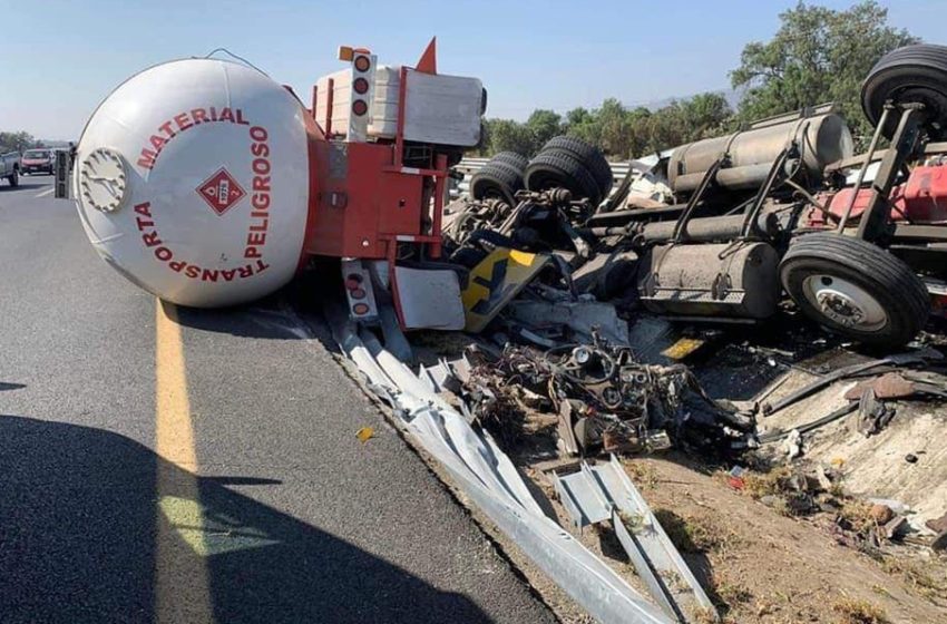 Vuelca pipa de gas en la México-Puebla a la altura de Huejotzingo