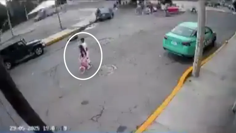 Niños corren durante balacera en tianguis de Puebla
