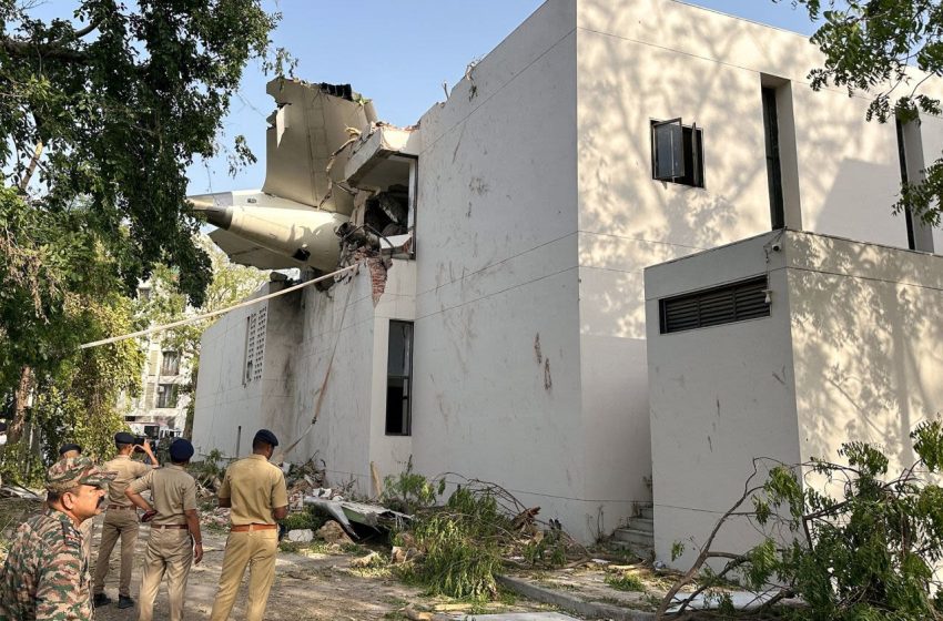 Avión con destino a Londres se estrella en zona residencial de la India