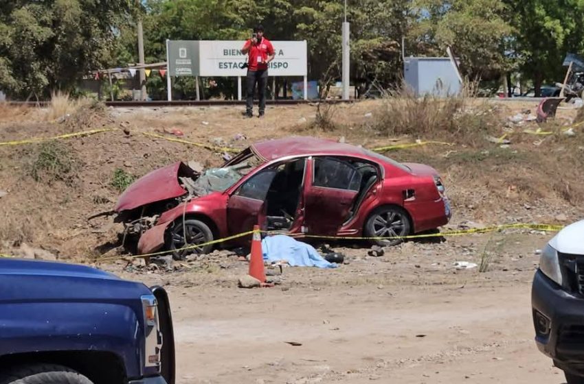 Joven mujer pierde la vida al ser arrollado el vehículo que conducía por el tren