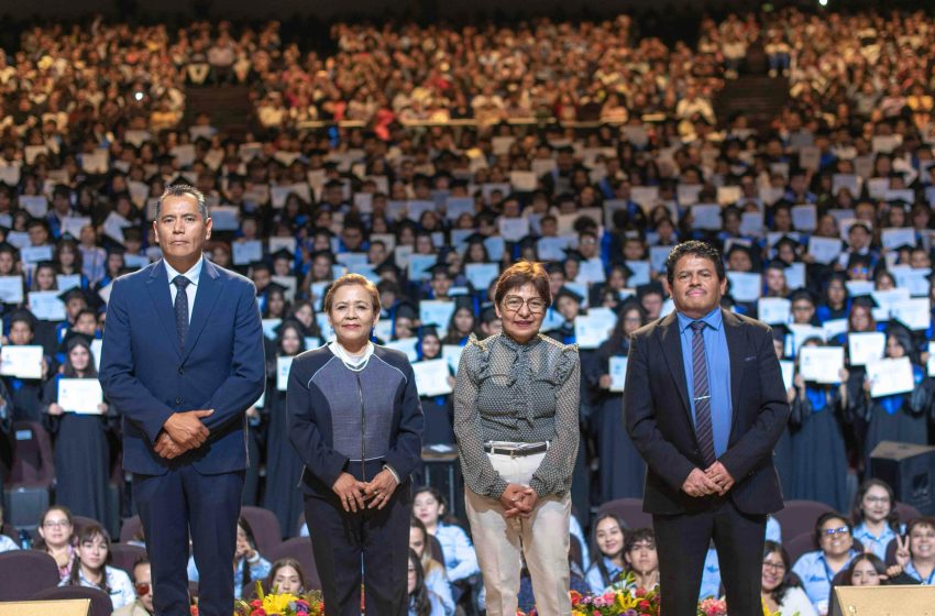 Concluyen sus estudios 745 alumnos de la Preparatoria 2 de Octubre de 1968