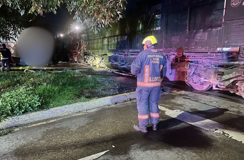Tren parte a la mitad a un tráiler que intentó ganarle el paso en Puebla