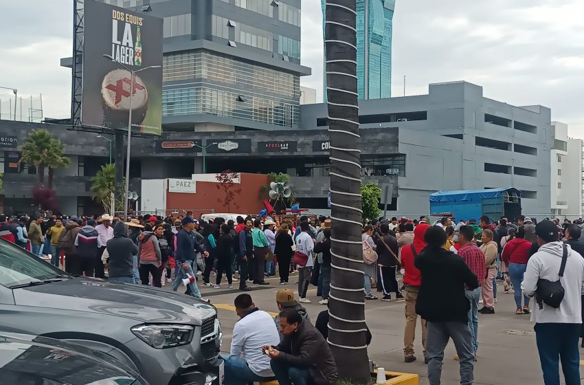 Tráfico intenso en la Vía Atlixcáyotl por marcha en Puebla