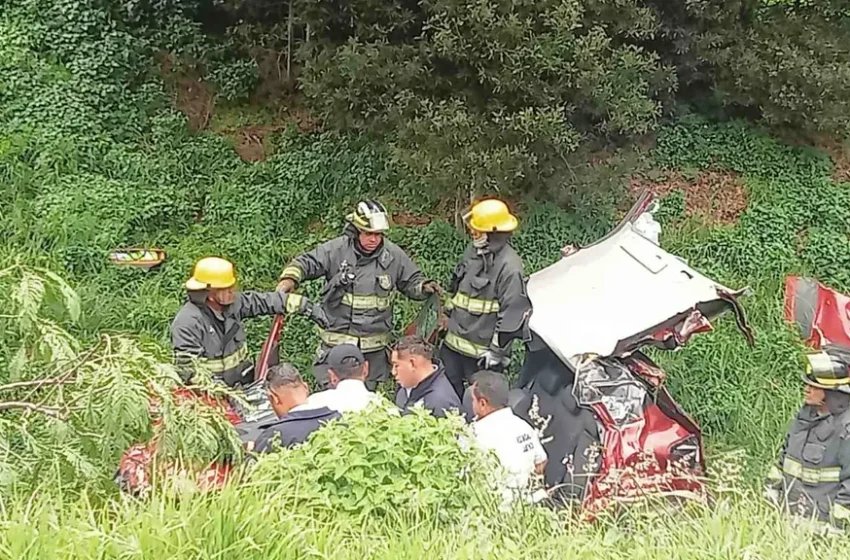Muere prensado conductor de un auto en Periférico de Puebla