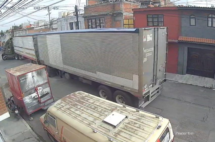 Tráiler arrastra a un vehículo estacionado al momento de dar una vuelta en Puebla