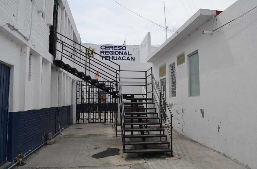 Decomisan objetos ilegales simultáneamente en penales de Puebla