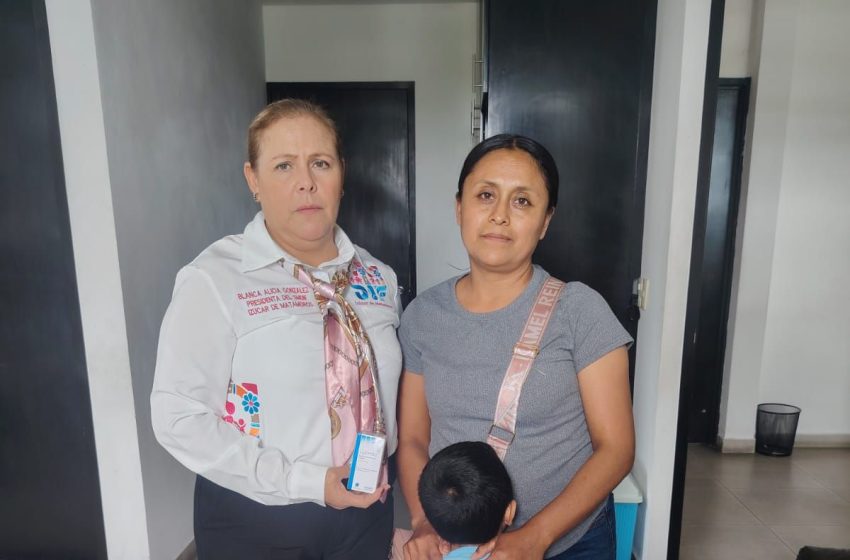 El SMDIF Izúcar entrega medicamento en apoyo a un niño de la comunidad de Los Limones