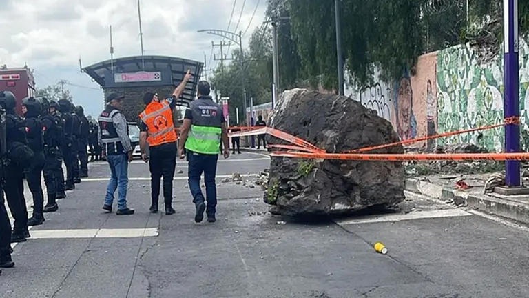 Enorme piedra se desliza del cerro durante llegada de peregrinos