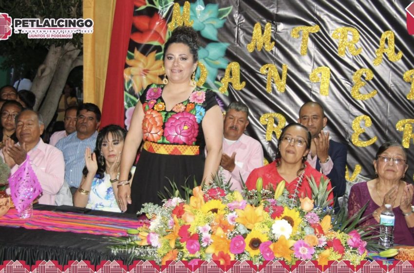Isabel Vergara reconoce a estudiantes de Petlalcingo