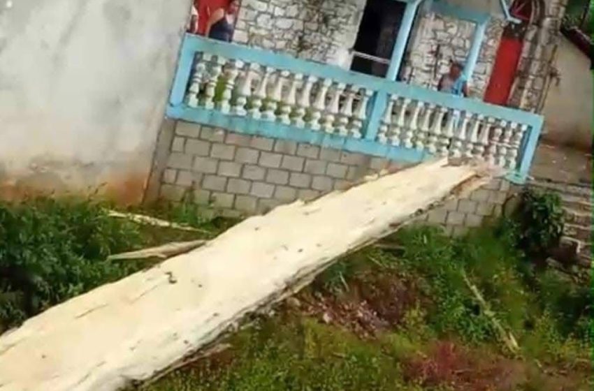 Cae rayo en palo de danzantes y lo parte a la mitad en Cuetzalan