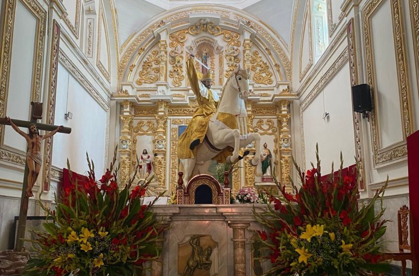 Familias rezan con profundo fervor a Santiaguito, piden por los migrantes
