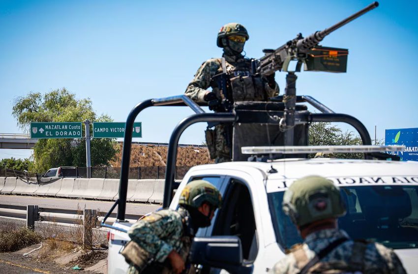 En enfrentamiento quedan atrapados periodistas en Sinaloa