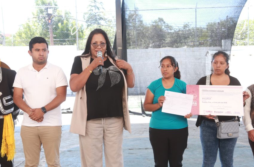 Entrega Gabriela Chumacero apoyos del Programa de Obra Comunitaria