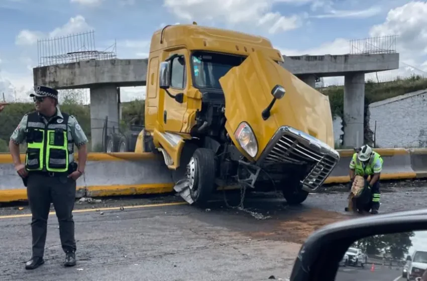 Colapsa tráfico tras accidente de tráiler en la Autopista México-Puebla