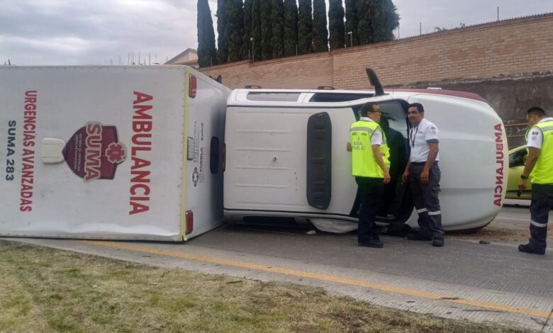 Vuelca ambulancia de SUMA en Periférico Ecológico