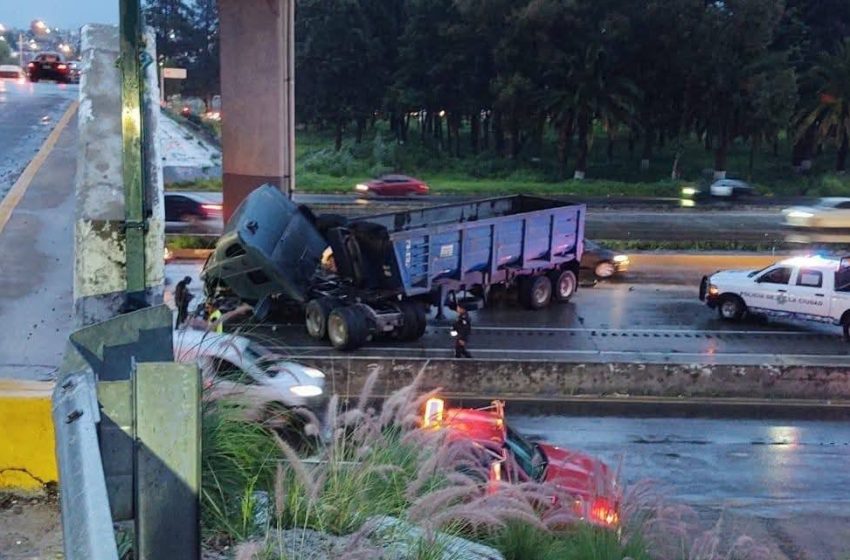 Tráiler se impacta con pilar a la altura de La María en Puebla