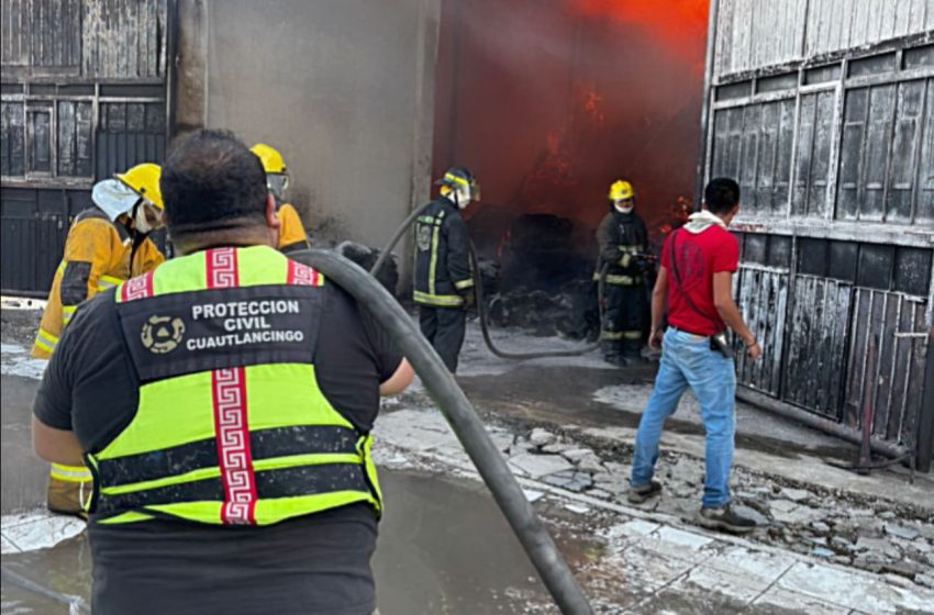 Fuerte incendio se registra en bodega de baños de vapor en Puebla