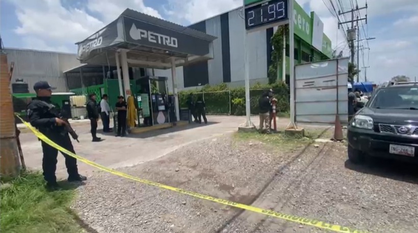 Detienen a sujetos en gasolinera de Puebla tras operativo de la FGR
