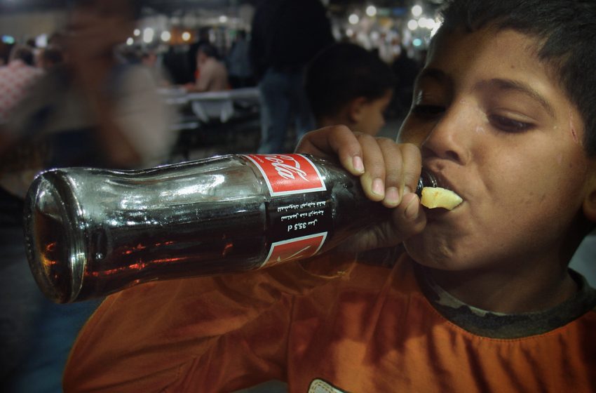 Refresco provoca efecto similar a drogas como alcohol y cigarros