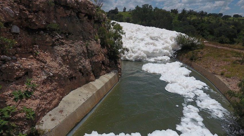 Descarga de aguas residuales genera espuma tóxica en la Presa de Valsequillo