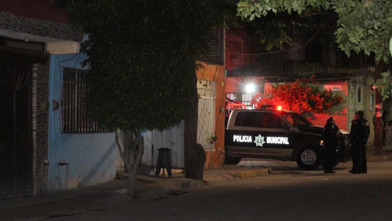 Hieren a balazos a menor al abrir la puerta de su casa en León