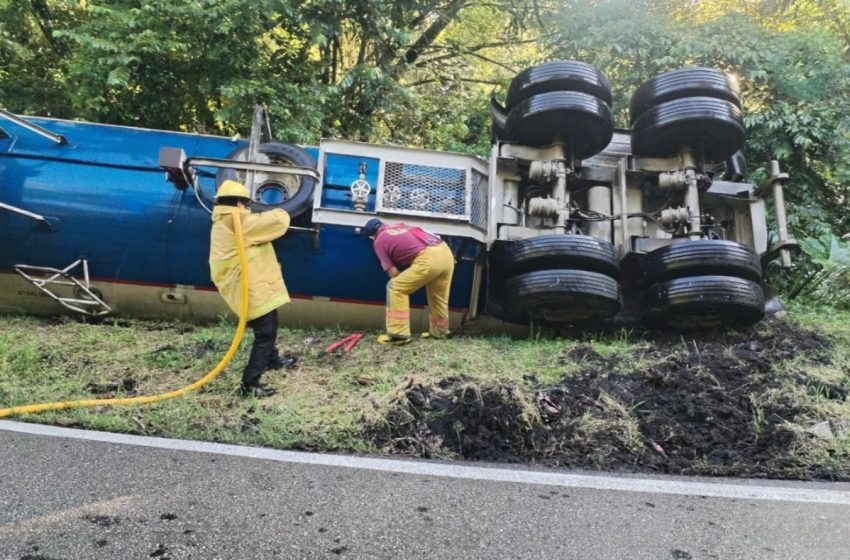 Vuelca pipa cargada de Gas LP en Hueytamalco