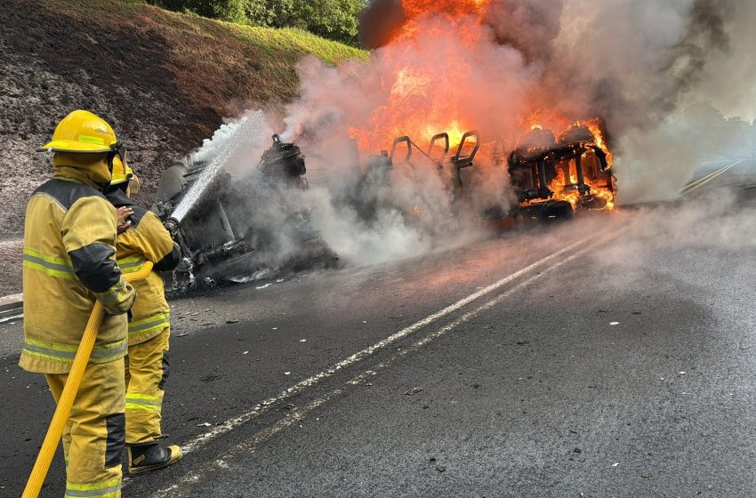 Vuelca pipa con combustible y se incendia en Huauchinango