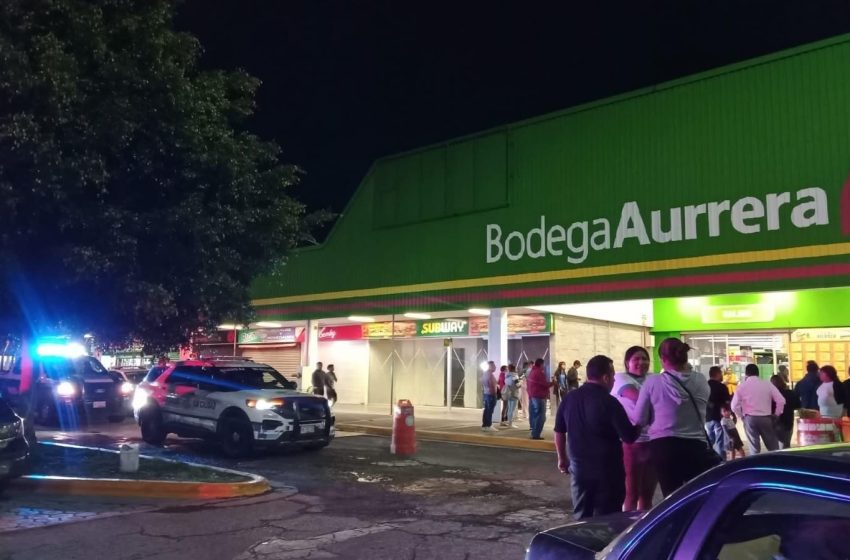 Delincuentes roban con violencia celulares de Aurrera en Xilotzingo