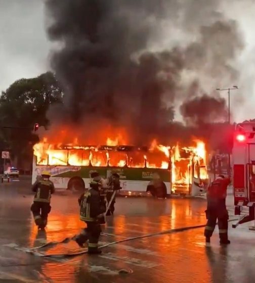 Manifestantes incendian unidad de RUTA en el Boulevard 5 de mayo