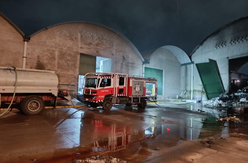 Fuerte incendio consume algodón en Parque Industrial La Resurrección