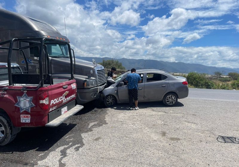 Estudiantes sobreviven a choque frontal contra tráiler en Tehuacán