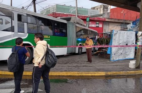 RUTA se impacta contra puesto y una camioneta afuera de CAPU