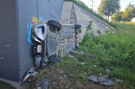 Automóvil se estampa con muro del Periférico Ecológico y huye del lugar