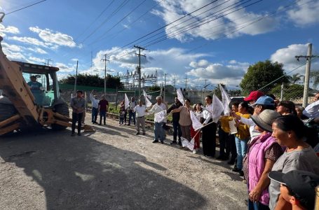 Ariadna Ayala impulsa la rehabilitación vial en la carretera a Tianguismanalco.