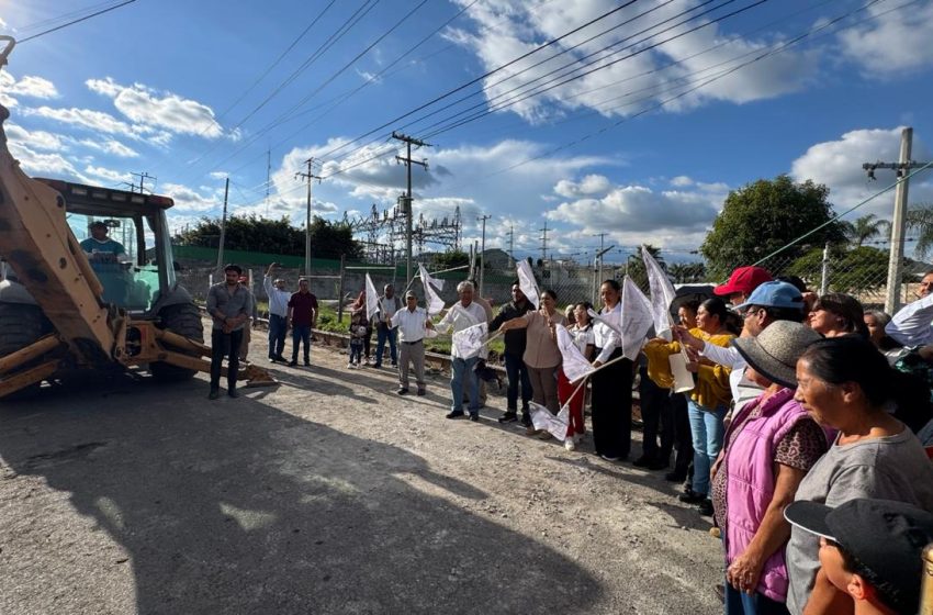 Ariadna Ayala impulsa la rehabilitación vial en la carretera a Tianguismanalco.