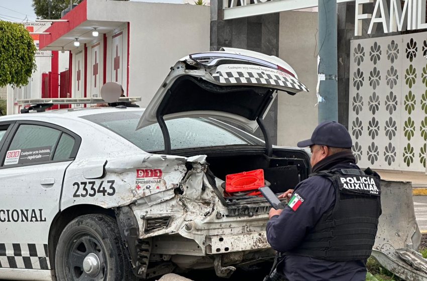 Patrulla es embestida por tren al intentar ganar el paso en Tepeaca