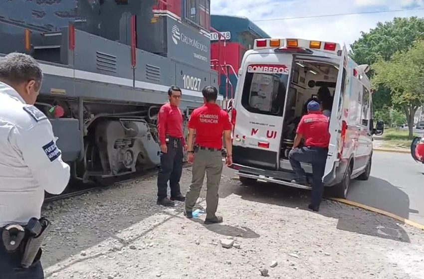 Conductor sobrevive a impacto de tren en Tehuacán