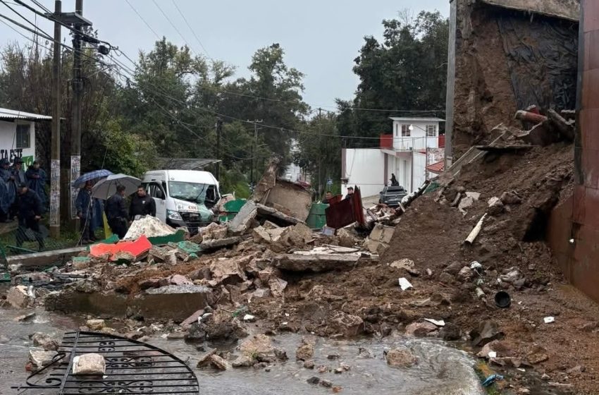 Colapsa barda de panteón encima de una combi en Xiutetelco