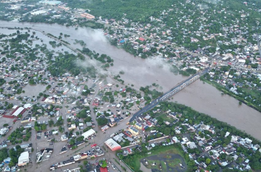 Fuertes inundaciones dejan a personas atrapadas en su azotea en Poza Rica