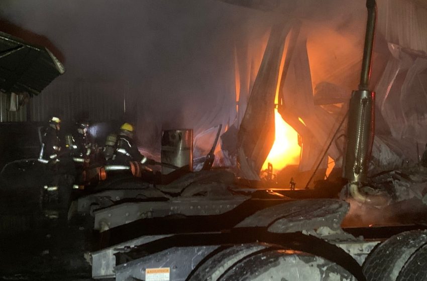 Se incendia taller mecánico de tractocamiones en Puebla