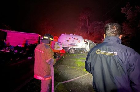 Vuelca pipa de Gas LP sobre carretera de Puebla