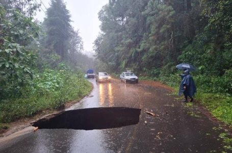 Lluvias provocan socavón en Tlatlauquitepec y deslaves en Zihuateutla